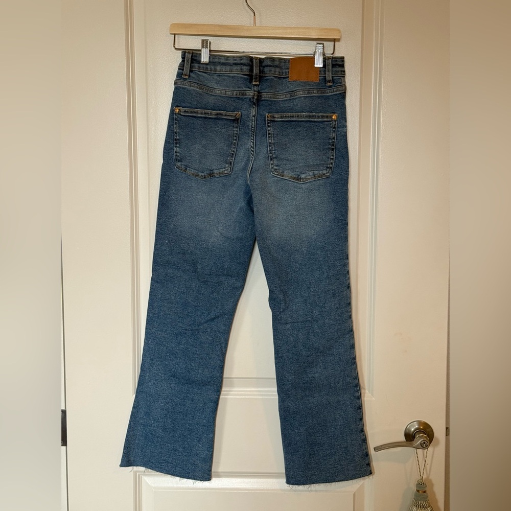 Zara High-Rise Cropped Jeans in Medium Wash / Size 4 - Picture 3 of 5